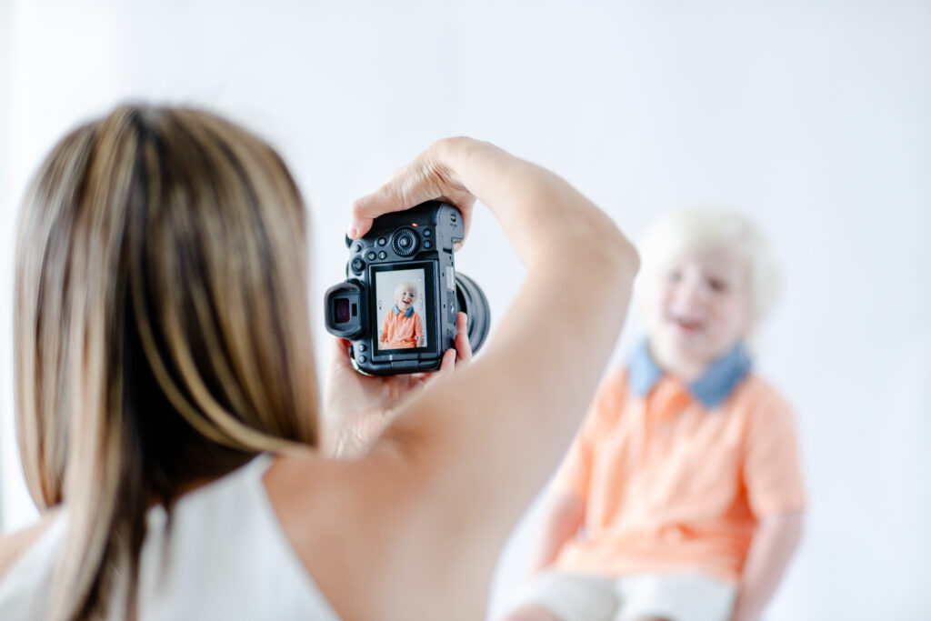 behind the scenes look at child photography session in natural light